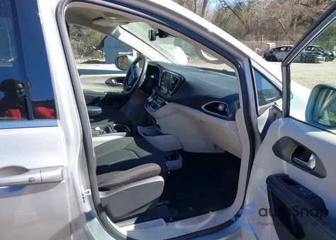 2021 Chrysler Pacifica Touring z USA, uszkodzony, nr VIN 2C4RC1FG2MR526599